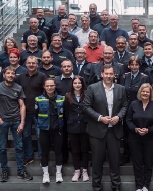 Lars Klingbeil Instagram - Anpacken, helfen & Menschenleben retten - all das ist eine Selbstverständlichkeit für diese Frauen und Männer von der Feuerwehr und dem THW. Während des Hochwassers in Niedersachsen zum Jahreswechsel haben sie im Heidekreis und Landkreis Rotenburg unermüdlich gearbeitet, um das Schlimmste zu verhindern. Heute haben Bundesinnenministerin @nancy_faeser, mein Bundestagskollege @ingo.schaefer.nrw (selbst Feuerwehrmann) und ich in Berlin persönlich Danke gesagt. 

Die aktuellen Bilder aus den Hochwassergebieten im Süden Deutschlands machen in diesen Tagen wieder mehr als deutlich, dass das Ehrenamt und die Arbeit im Katastrophen- und Bevölkerungsschutz unverzichtbar für uns alle sind. Und dass wir als Gesellschaft zusammenstehen, wenn es hart auf hart kommt. 

Danke an alle Helferinnen und Helfer von Feuerwehr, THW, DLRG, DRK, ASB und allen anderen in ganz Deutschland für euren Einsatz 🙏

📸 @fionngrosse.gallery