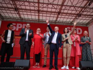 Lars Klingbeil Instagram - Morgen in einer Woche ist Europawahl. Nutzt euer Recht, zu wählen und entscheidend mit, in welche Richtung Europa sich in den nächsten Jahren entwickeln wird. Wir kämpfen für ein offenes, ein gerechtes und ein starkes Europa. Für ein Europa, dass Frieden und Sicherheit garantiert. Dass dem Rechtsruck standhält. 

Gemeinsam mit @katarina.barley und @olafscholz waren wir heute in Leipzig und haben für ein offenes Europa geworben. Für mehr Miteinander, statt Hass und Hetze. 

Mit dabei war auch @matthias.ecke, der vor wenigen Wochen beim Aufhängen von Wahlplakaten in Sachsen brutal angegriffen wurde. Matthias lässt sich nicht einschüchtern, er kämpft weiter. Das finde ich wahnsinnig beeindruckend. Matthias, du kannst dir sicher sein, die gesamte @spdde steht hinter dir.