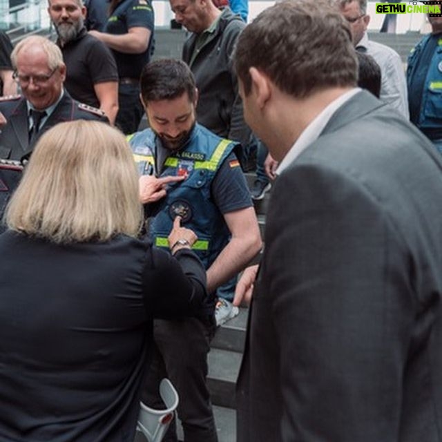 Lars Klingbeil - 2.4K Likes - Anpacken, helfen & Menschenleben retten - all das ist eine Selbstverständlichkeit für diese Frauen und Männer von der Feuerwehr und dem THW. Während des Hochwassers in Niedersachsen zum Jahreswechsel haben sie im Heidekreis und Landkreis Rotenburg unermüdlich gearbeitet, um das Schlimmste zu verhindern. Heute haben Bundesinnenministerin @nancy_faeser, mein Bundestagskollege @ingo.schaefer.nrw (selbst Feuerwehrmann) und ich in Berlin persönlich Danke gesagt.
Die aktuellen Bilder aus den Hochwassergebieten im Süden Deutschlands machen in diesen Tagen wieder mehr als deutlich, dass das Ehrenamt und die Arbeit im Katastrophen- und Bevölkerungsschutz unverzichtbar für uns alle sind. Und dass wir als Gesellschaft zusammenstehen, wenn es hart auf hart kommt.
Danke an alle Helferinnen und Helfer von Feuerwehr, THW, DLRG, DRK, ASB und allen anderen in ganz Deutschland für euren Einsatz 🙏
📸 @fionngrosse.gallery