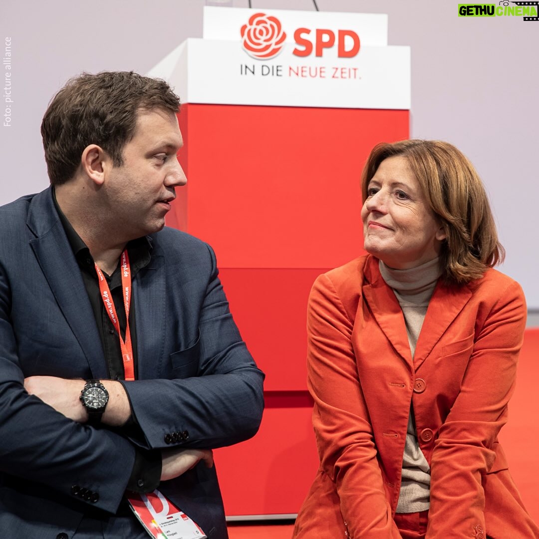 Lars Klingbeil - 5.2K Likes - Danke, liebe Malu! ❤️
Ich wurde mal gefragt, welche Politikerin mein Vorbild sei. Und ehrlichweise musste ich für diese Antwort gar nicht lange überlegen: @maludreyer. Malu hat dieses große Talent, mit ihrer positiven Art, alle mitzureißen. Sie ist eine Macherin, die immer zu ihren Entscheidungen steht. Sie übernimmt Verantwortung – ohne dabei die Augenhöhe zu verlieren. Sie hat immer im Blick, was die Menschen wirklich brauchen. Kurz gesagt: Sie hat das Herz am rechten Fleck. Und ihr Lachen ist mehr als mitreißend!
Liebe Malu, ich sage aus tiefstem Herzen Danke! Danke für dein leidenschaftliches Engagement – in der SPD, in Rheinland-Pfalz und für Deutschland. Danke für alles, was ich in unserer Zusammenarbeit lernen durfte. Das hat mich sehr geprägt – als Politiker und als Mensch.