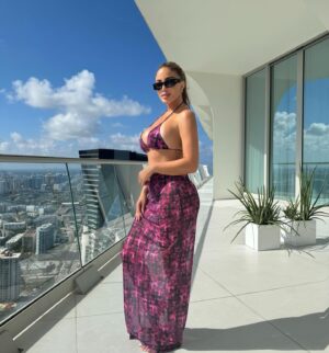 Larsa Pippen Instagram - Sun kissed @FashionNova three piece set