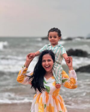 Lasya Manjunath Instagram - Cuteness overloaded 😘❤️🧿🧿🧿
My family 🌊🌴

@colagoabeachresort 
My outfit: @pari.designers_ 
@manjunath_chillale @urs.junnu @its.memunnu