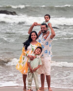 Lasya Manjunath Instagram - Cuteness overloaded 😘❤️🧿🧿🧿
My family 🌊🌴

@colagoabeachresort 
My outfit: @pari.designers_ 
@manjunath_chillale @urs.junnu @its.memunnu