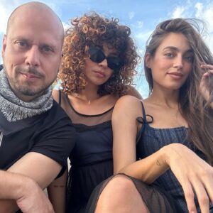 Laura Archbold Instagram - Y comer delicioso.
Y tomarse un vino.
Y reír hasta llorar.
Y hablar de todo y de nada.
Y escuchar la música que nos hace bailar.
Y así.