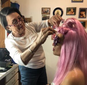 Laura Azcurra Instagram - Pase la tarde buscando fotos de las cientos que tengo con mi madre #elenasapino ❤️ maquillándome para alguna de mis fechorías - por no decir siempre y en todas 💖- Y al final me fui encontrando con el arte de tantos colegas queridxs que ya son familia ✨
Como si Elena no quisiese ser la única prota de este día… 💓

Hoy es el #diadelmaquillador y ese fue su oficio, profesión y vocación 💋

Hace casi 2 años que ella ya no está en suelo terráqueo y la extraño muchísimo ✨  Hoy más …

Honro su labor porque fue una inmensa, la vi crecer y forjar un camino alucinante como maquilladora y caracterizadora ✨Y quiero aprovechar para celebrar el arte y paciencia de tantos maquilladores que nos cuidan y enaltecen el trabajo para que los actores pongamos cara y vida a los personajes 🎭. Su complicidad y equipo son claves para actores y actrices 
Es un vínculo íntimo, constante, y de mucho apapache también. 

Por ellos y por ella, alzo mi copa en su día, agradecida por tanto y comparto algunas de las tantas que hicimos en este último tiempo y más! 

Sisters @paodessaner y @verosabbatinimua ❤️ Brother @gervasiolarriveyestudio ❤️ Hadas mágicas ✨ @anapaulapuntocom ❤️ @vickypalma_makeup ❤️ @cynthiarojaspromakeup ❤️ @polimakeup ❤️ @ilemakeup3 ❤️ @malvinamariani ❤️ @magdapuimakeup ❤️ entre tantxs que conocí, la conocieron y compartimos 💓

Gracias por tanto cariño y aguante 💪🏾 

Y recuerda que si eres del gremio, la hermosa grupa de @amrarg te espera para ser parte de la asociación de maquilladores de la Republica Argentina 🇦🇷

#makeupartist  #maquiadora