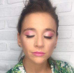 Laura Azcurra Instagram - Pase la tarde buscando fotos de las cientos que tengo con mi madre #elenasapino ❤️ maquillándome para alguna de mis fechorías - por no decir siempre y en todas 💖- Y al final me fui encontrando con el arte de tantos colegas queridxs que ya son familia ✨
Como si Elena no quisiese ser la única prota de este día… 💓

Hoy es el #diadelmaquillador y ese fue su oficio, profesión y vocación 💋

Hace casi 2 años que ella ya no está en suelo terráqueo y la extraño muchísimo ✨  Hoy más …

Honro su labor porque fue una inmensa, la vi crecer y forjar un camino alucinante como maquilladora y caracterizadora ✨Y quiero aprovechar para celebrar el arte y paciencia de tantos maquilladores que nos cuidan y enaltecen el trabajo para que los actores pongamos cara y vida a los personajes 🎭. Su complicidad y equipo son claves para actores y actrices 
Es un vínculo íntimo, constante, y de mucho apapache también. 

Por ellos y por ella, alzo mi copa en su día, agradecida por tanto y comparto algunas de las tantas que hicimos en este último tiempo y más! 

Sisters @paodessaner y @verosabbatinimua ❤️ Brother @gervasiolarriveyestudio ❤️ Hadas mágicas ✨ @anapaulapuntocom ❤️ @vickypalma_makeup ❤️ @cynthiarojaspromakeup ❤️ @polimakeup ❤️ @ilemakeup3 ❤️ @malvinamariani ❤️ @magdapuimakeup ❤️ entre tantxs que conocí, la conocieron y compartimos 💓

Gracias por tanto cariño y aguante 💪🏾 

Y recuerda que si eres del gremio, la hermosa grupa de @amrarg te espera para ser parte de la asociación de maquilladores de la Republica Argentina 🇦🇷

#makeupartist  #maquiadora