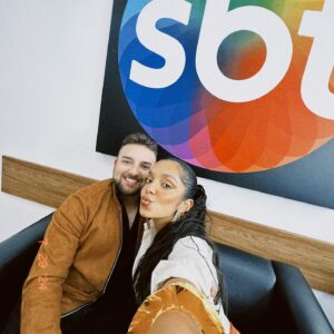 Laura Castro Instagram - LIVE DE ESTREIA! 🎥✨ Nossos apresentadores prontíssimos! Corre no YouTube da TVZyn que eles vão responder as perguntas de vocês! #ACavernaEncantada #TVZyn #SBT
