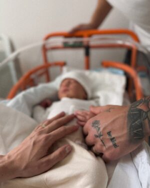 Laura Chrebetová Instagram - Společně jsme na tento moment netrpělivě čekali a my vám můžeme s radostí oznámit, že naše rodinka je v tuto chvíli kompletní, protože k nám včera přibyl tento malý zázrak.

🤍MATTEO🤍

Maminka i náš šampión jsou zdraví jako řepa a vše proběhlo v pořádku ✨
 Děkujeme za všechny zprávy, které nám posíláte. Moc si toho vážíme! 🙏🏼