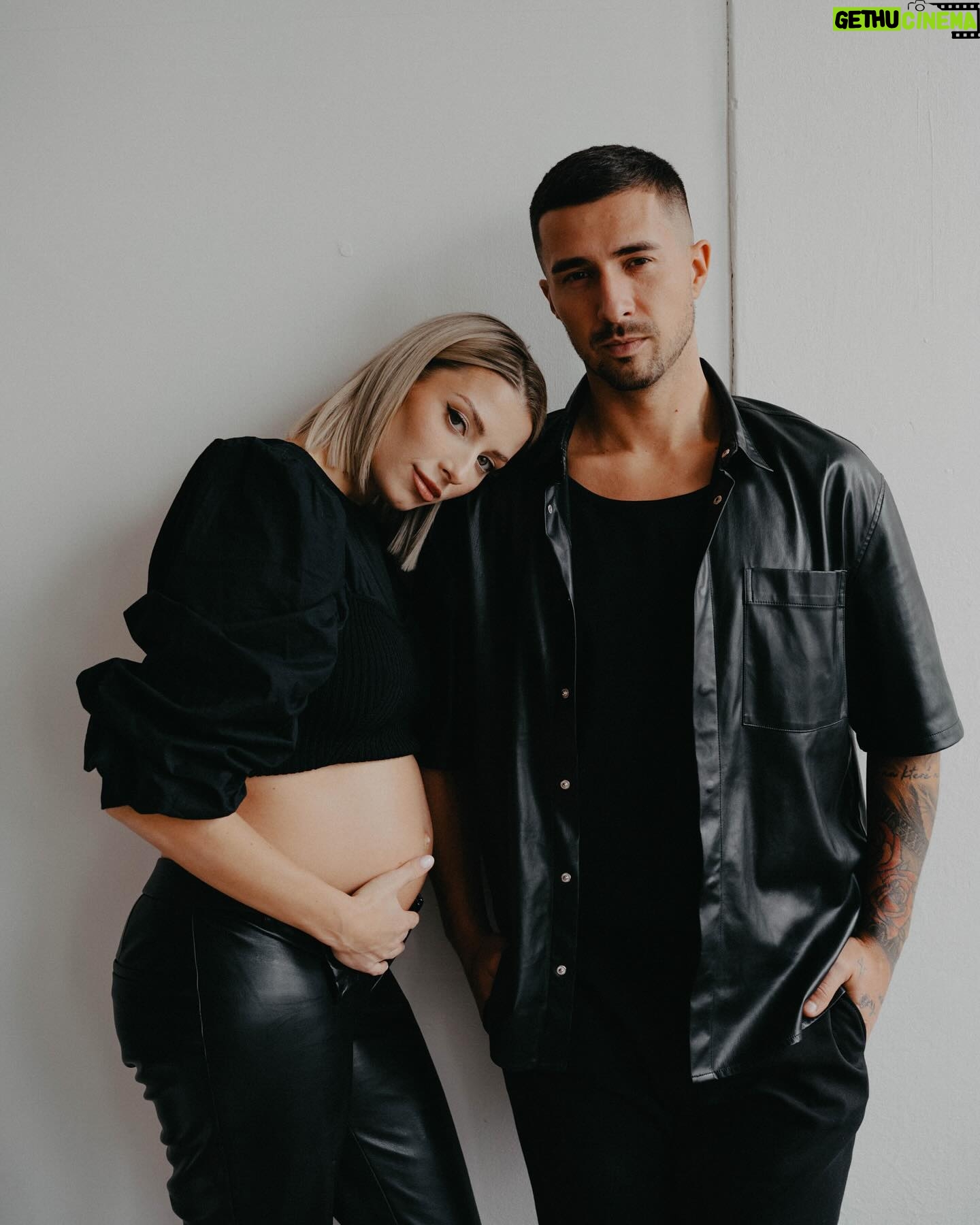 Laura Chrebetová - 47.2K Likes - Pred nedávnom, ako ste si všimli sme boli na jednom skvelom fotení s @katarinaslesar, ktoré sme si neskutočne užili a myslím, že výsledkom sú nádherne fotky, ktoré nám budú už navždy pamiatkou na toto obdobie 🤍 asi ich tu najbližšie dni bude viac, pretože sú všetky úplne perfektné a je naozaj ťažké vybrať ich len pár 🥹
Ďakujeme
📷 @katarinaslesar 📷
👠 @who.is.laska 👠
💄 @makeupbykatka 💄
#pregnancyphotoshoot#futureparents