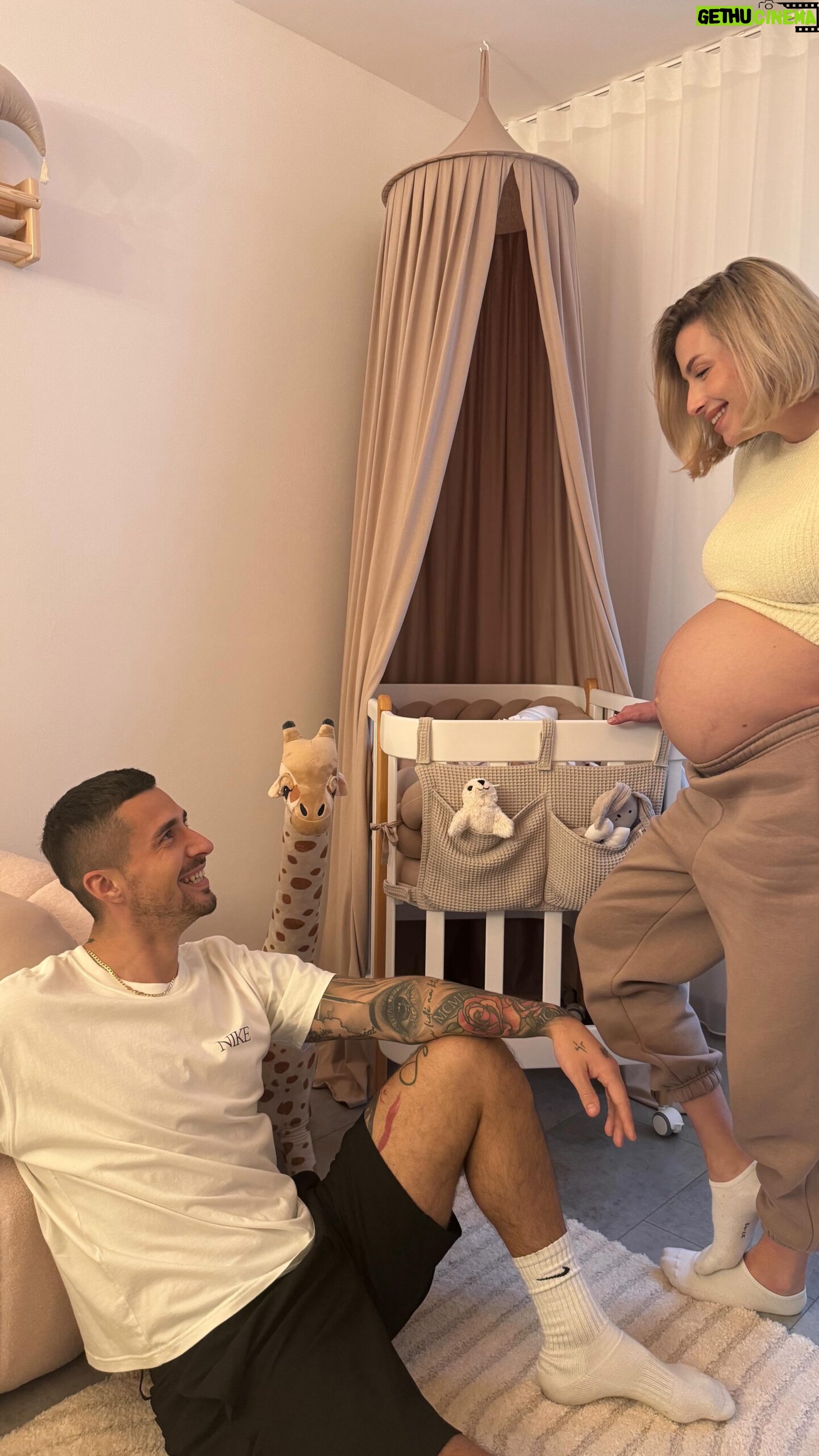 Laura Chrebetová - 39.6K Likes - Už nejde byť viac pripravení a miminko stále nikde ✨ ešte týždeň do termínu 👶🏻
Ďakujeme @levinfelin_sk a @levinfelin_cz za túto krásnu výbavičku 🤍🤎
#babyontheway#parentstobe#spolupráca#babyboy