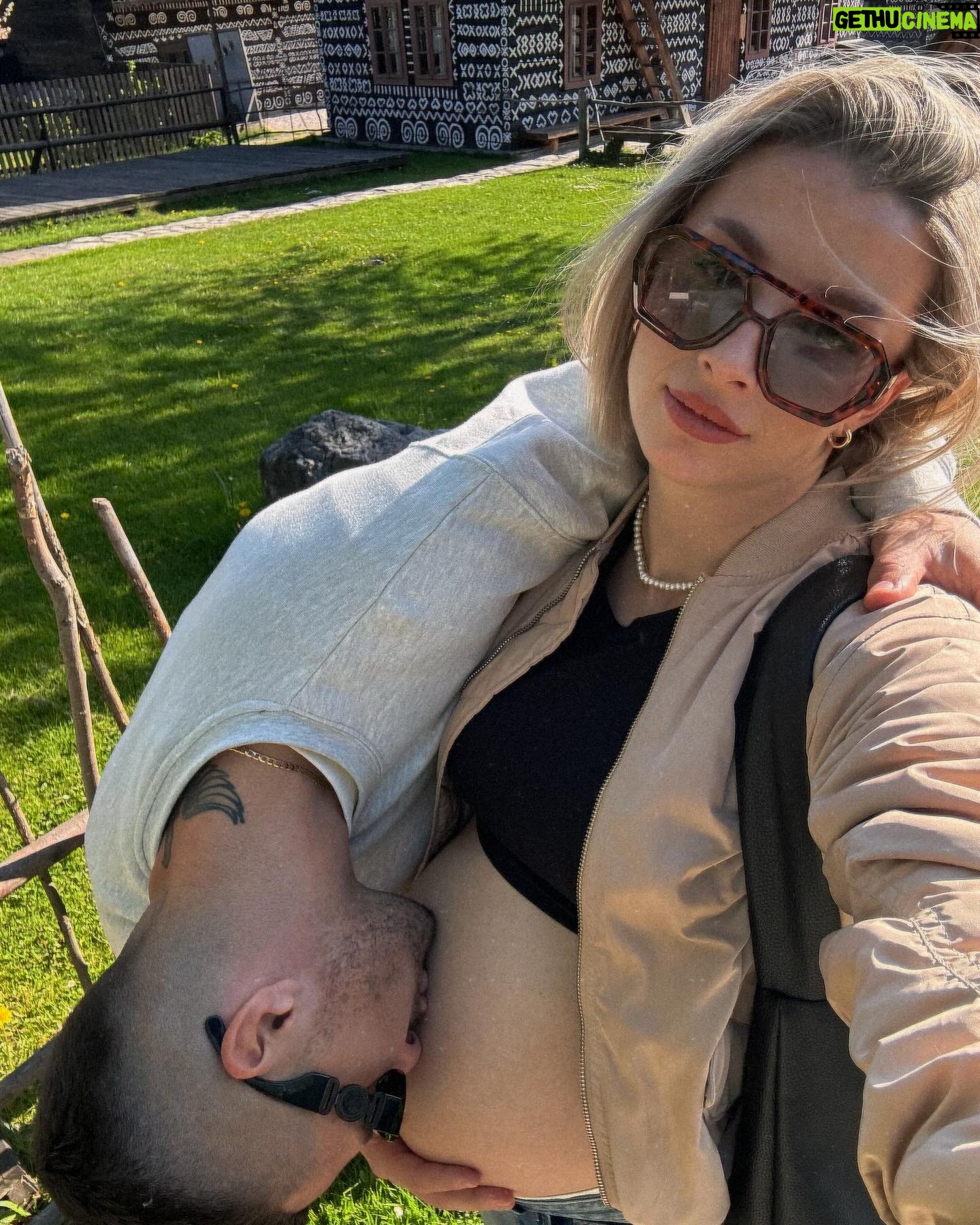 Laura Chrebetová - 26.8K Likes - Prvomájová pusa trochu inak 😅 inak neviem ako vás ale nás celkom teší, že tie čerešne sú už odkvitnuté aspoň je tu viac kreatívnych pús a fotiek 😆 minulý rok sme sa zobudili a jedine čo sme videli na internete boli čerešňový stromy. My sme samozrejme nemohli chýbať a to sme nevedeli že další rok na prvého mája budeme už skoro traja 🥹🤭
