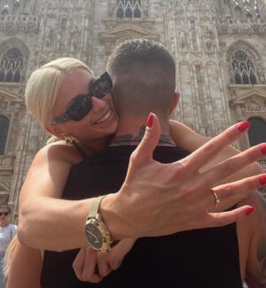 Laura Chrebetová Instagram - A je to tam ❤️💍 z Milána už odchádzame ako snúbenec a snúbenica 🥰 spotení v kraťasoch a teniskách ale tento moment je jeden z dalších najkrajších dní v mojom živote ✨ 

#milujem