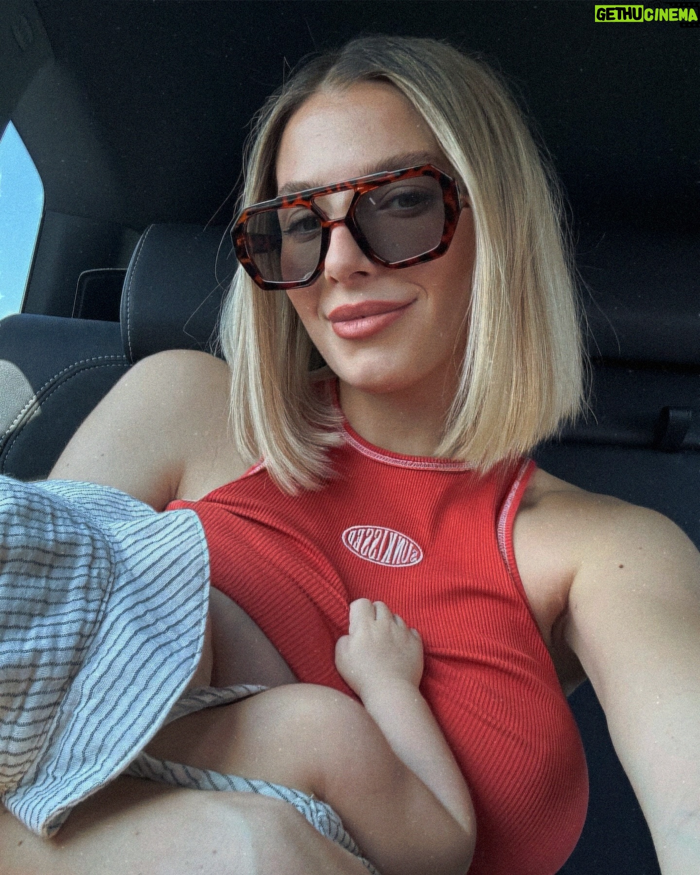 Laura Chrebetová - 35.3K Likes - Pardon iné fotky ako kojace moc poslednú dobu nemám 🙃 a viete prečo ? Lebo maly je nonstop prisatý 😅 keď som bola tehotná som si vravela že mi bude chýbať to obdobie kedy som preňho len ja a nič iné nepotrebuje. Ale toto obdobie zatiaľ trvá. Len neviem či potrebuje mňa alebo len ten cicik 😅🙏🏼
#babyboy