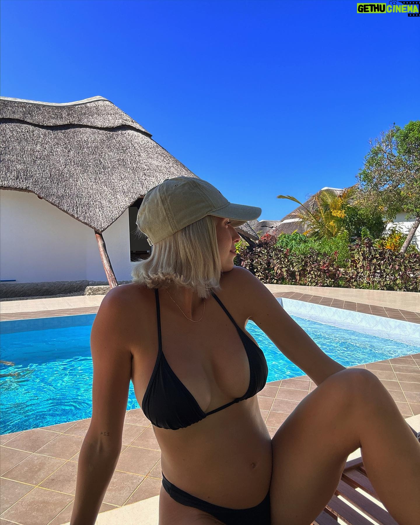Laura Chrebetová - 30.8K Likes - Ešte nejaký čas vám budú vyskakovať fotky zo Zanzibaru a z @bungalowzanzibar ✨🌴🤰🏼
#tehu#throwback#photography#vacay