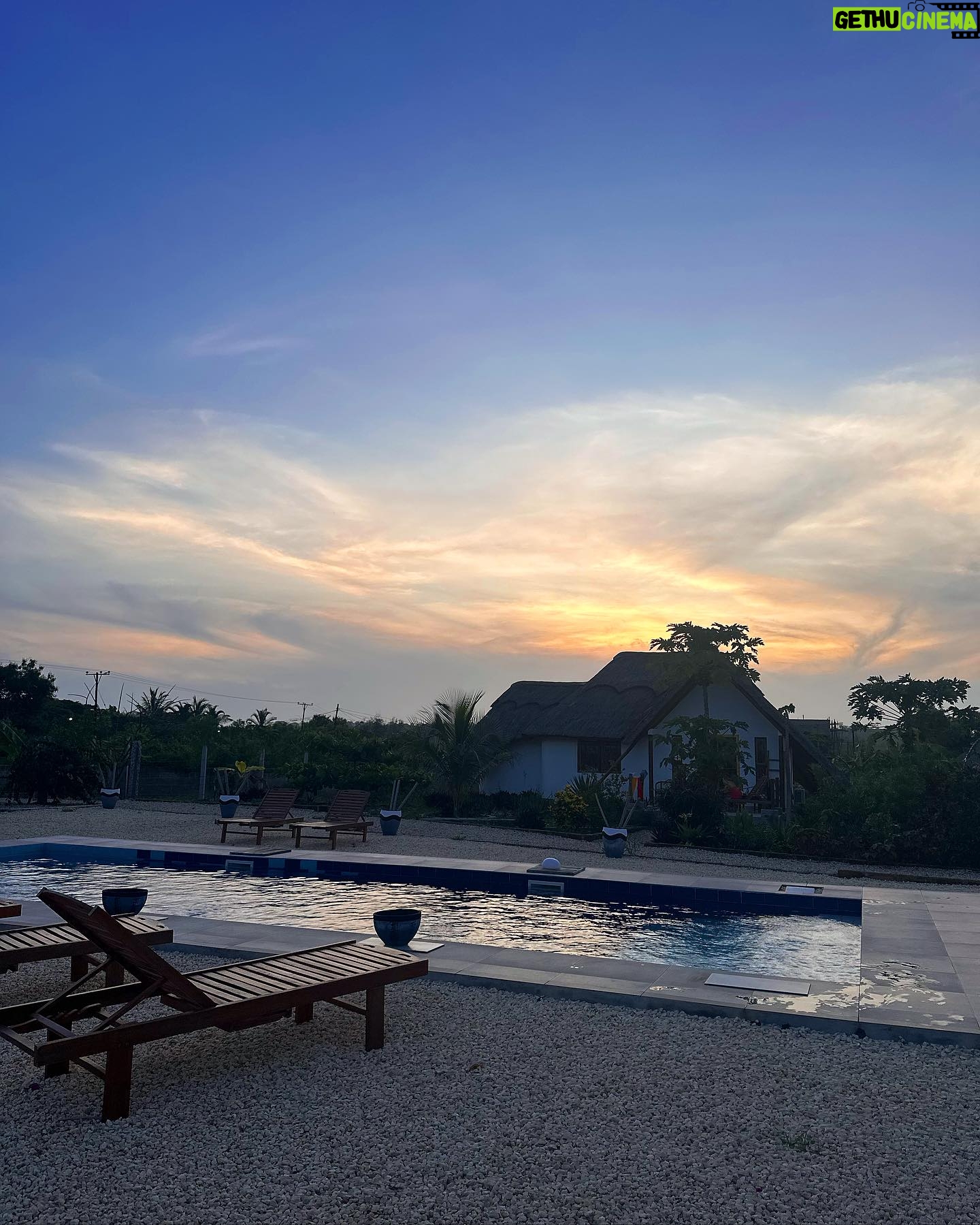 Laura Chrebetová - 28K Likes - Zanzibar photo dump 🌴
Prvých pár dni nám trvalo, kým sme sa zabývali a celkovo zvykli si či už na jedlo, vlhko a teplo a dospali dlhý let, ale dlho mám to netrvalo. Na dobré sa ľahko zvyká 🫢 zistili sme že tu v obchodoch nekúpite ani 50% toho, na čo sme my zvyknutí ako na samozrejmosť. Ovocie, ktoré sme si kúpili od miestneho chlapca (2 mangá, ananás, a zväzok banánov 4€) bolo také sladké, že take v živote v obchode nekúpite nech je bio aké chce🥭. Prvé noci som mala schyzy zo slamených striech a hovorila som si, že tade môže preliezť kadejaká háveď ALE prežili sme a jedine, s čím sme sa stretli sú malé pavučiky a jašteričky 😅 som zvedavá čo prinesú nasledujúce dni ☀️ A vám všetkým, ktorí ste tu boli alebo tu bývate, ďakujeme za rôzny rady a triky postupne to všetko čítame 🫶🏻
#vacay#honeymoon#zanzibar
