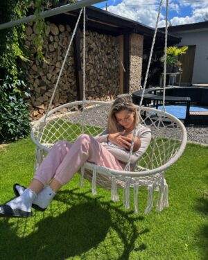 Laura Chrebetová Instagram - Neopísateľný pocit byť Mama 🤍 veď vy viete Maminy ✨ 

#mum