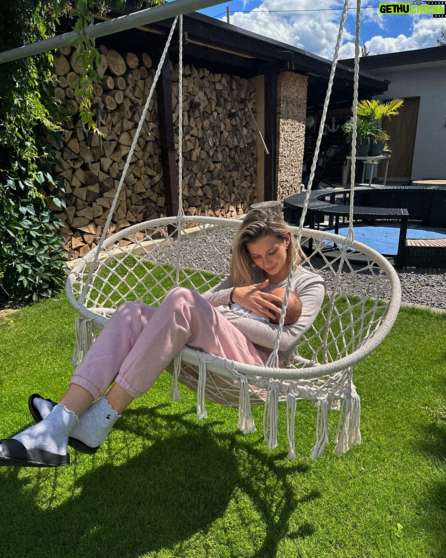 Laura Chrebetová - 26.6K Likes - Neopísateľný pocit byť Mama 🤍 veď vy viete Maminy ✨
#mum
