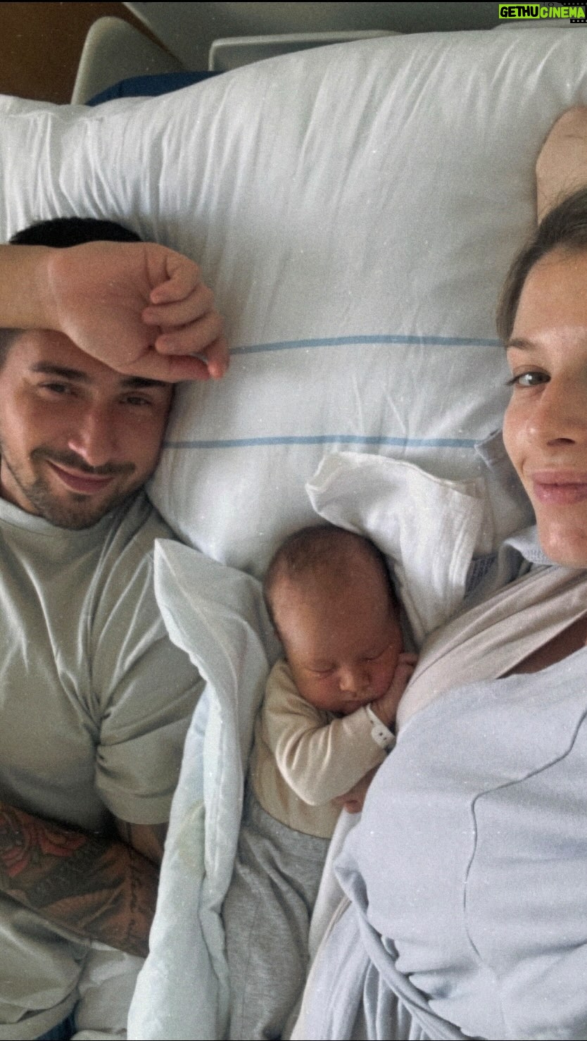 Laura Chrebetová - 46.8K Likes - Takto nás doma čakal náš ocino 🤍✨
Pôvodne sme to chceli natočiť úplne inak ale Matteo sa rozhodol že po štyroch dňoch kedy bol v nemocnici ako medík, práve v ten deň, kedy mame ísť domov z nemocnice bude celý deň plakať takže sme boli radi že sme radi a nie ešte natáčať nejaké videá 🤷🏼♀️ a keď som sa tak pozerala na to ako tie balóniky pomaly klesajú v izbe som si to musela aspoň takto na pamiatku natočiť 🥹
Ďakujeme všetkým, ktorí sa podieľali na vytváraní hniezdočka pre nášho Mattea 🙏🏼
Kočík @cybex_global @nejlepsikocarky 🤍
Postieľka, textilné doplnky @levinfelin_sk @levinfelin_cz 🤍