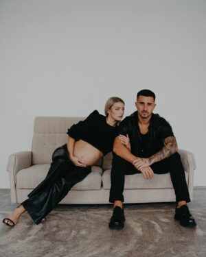 Laura Chrebetová Instagram - Pred nedávnom, ako ste si všimli sme boli na jednom skvelom fotení s @katarinaslesar, ktoré sme si neskutočne užili a myslím, že výsledkom sú nádherne fotky, ktoré nám budú už navždy pamiatkou na toto obdobie 🤍 asi ich tu najbližšie dni bude viac, pretože sú všetky úplne perfektné a je naozaj ťažké vybrať ich len pár 🥹 

Ďakujeme 
📷 @katarinaslesar 📷 
👠 @who.is.laska 👠
💄 @makeupbykatka 💄 

#pregnancyphotoshoot#futureparents