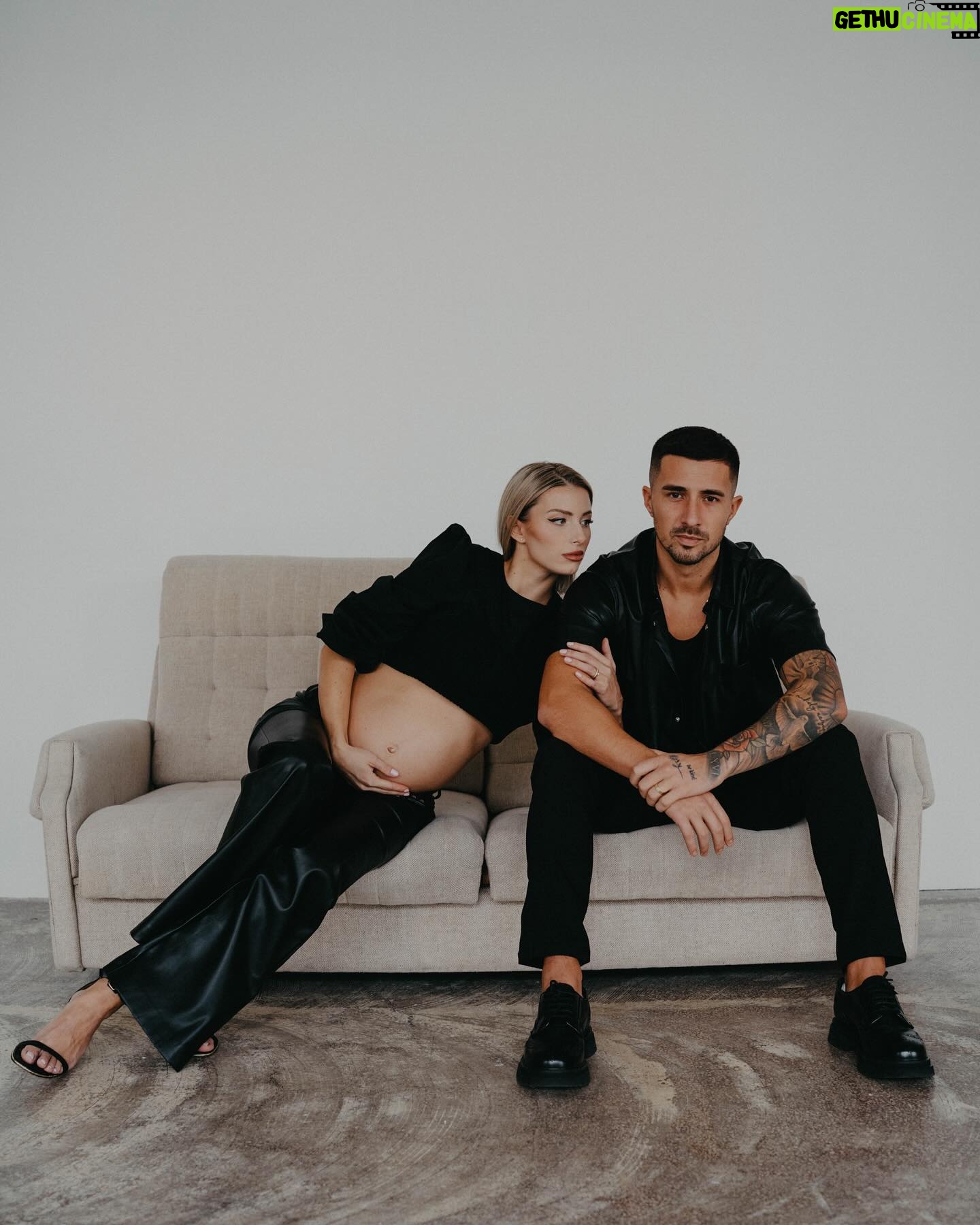 Laura Chrebetová - 47.2K Likes - Pred nedávnom, ako ste si všimli sme boli na jednom skvelom fotení s @katarinaslesar, ktoré sme si neskutočne užili a myslím, že výsledkom sú nádherne fotky, ktoré nám budú už navždy pamiatkou na toto obdobie 🤍 asi ich tu najbližšie dni bude viac, pretože sú všetky úplne perfektné a je naozaj ťažké vybrať ich len pár 🥹
Ďakujeme
📷 @katarinaslesar 📷
👠 @who.is.laska 👠
💄 @makeupbykatka 💄
#pregnancyphotoshoot#futureparents