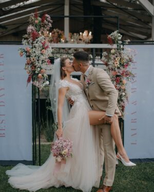 Laura Chrebetová Instagram - 18.8.2023 je další z dátumov, ktoré si budeme pamätať do konca života 👰🏻🤵🏻 
Už ste nás v tejto situácii videli viac krát, ale teraz žarty bokom 🤩 sme MANŽELIA ✨ 

Photo by @jankosaristan_photography ✨

#bestday#wedding#bride#groom#foreverkindalove