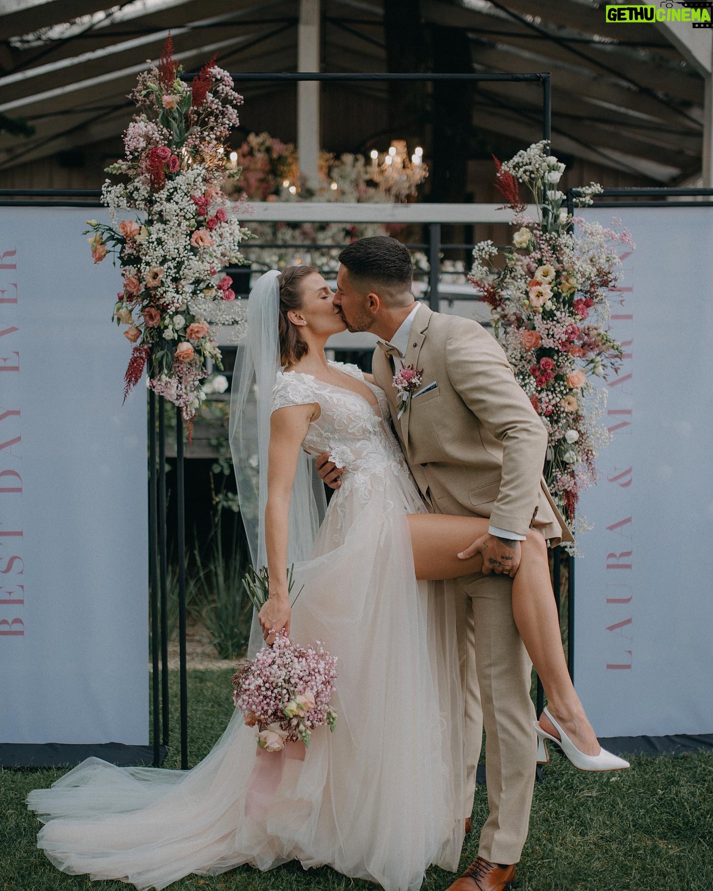 Laura Chrebetová - 108.7K Likes - 18.8.2023 je další z dátumov, ktoré si budeme pamätať do konca života 👰🏻🤵🏻
Už ste nás v tejto situácii videli viac krát, ale teraz žarty bokom 🤩 sme MANŽELIA ✨
Photo by @jankosaristan_photography ✨
#bestday#wedding#bride#groom#foreverkindalove
