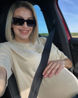 Laura Chrebetová Instagram - Už sa s tým banderom nedostaneme moc ďaleko ale urobili sme si aspoň taký malý výlet do tej našej zoo 🦩 najbližšie už zoo len v trojici 👶🏻