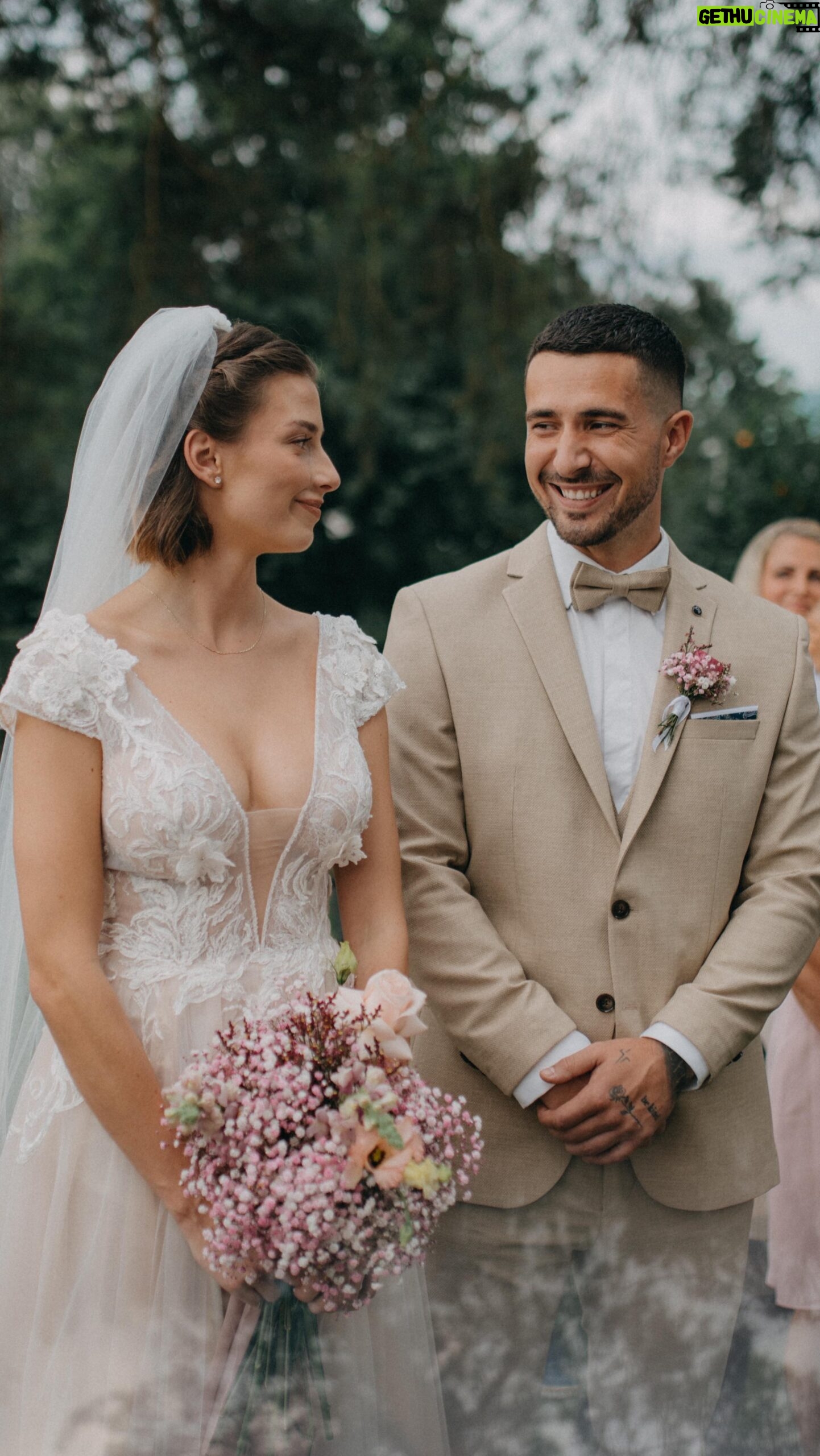 Laura Chrebetová - 72.8K Likes - Pred pár dňami to boli presne 2 roky, od kedy sme sa v Love Islande dali dokopy a nemôžme uveriť tomu, koľko sa toho od vtedy stalo ❤️ bude to pekný príbeh, ked raz svojim deťom porozprávame, ako sme sa dali dokopy ✨
Za video zo svadby ďakujeme @viliamdrab 🎥
#realityshowlove#wedding#couple#justmarried#bride#groom#weddingdress#video#reels#loveisintheair