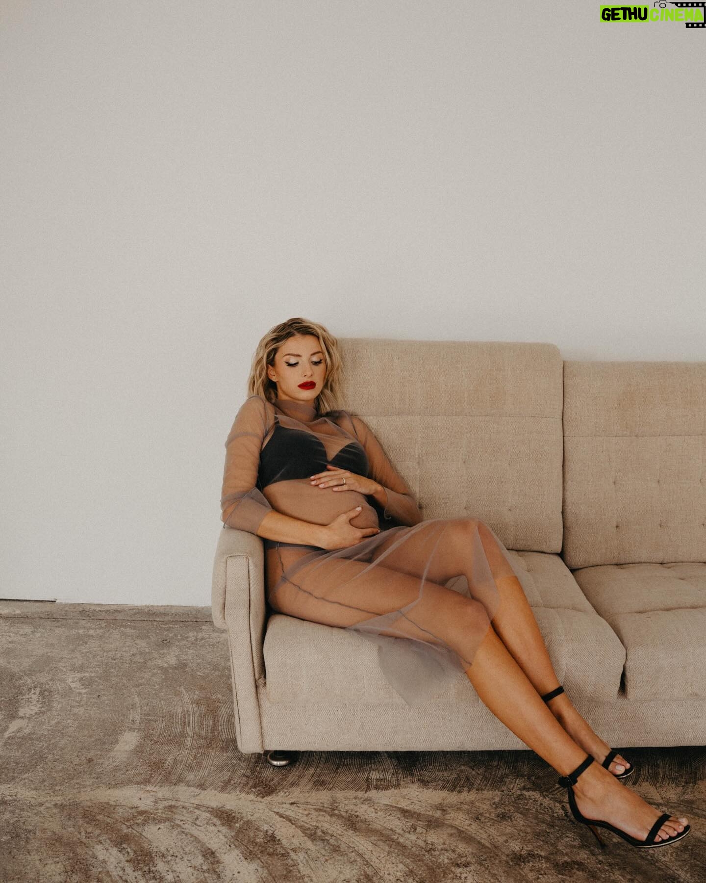 Laura Chrebetová - 36.6K Likes - Ešte nejaké tu mám uložené ✨📷 keď tak na tie fotky pozerám tak mám pocit že je až neuveriteľne čo všetko to naše ženské telo zvládne 🙏🏼
#women#pregnancy#photography