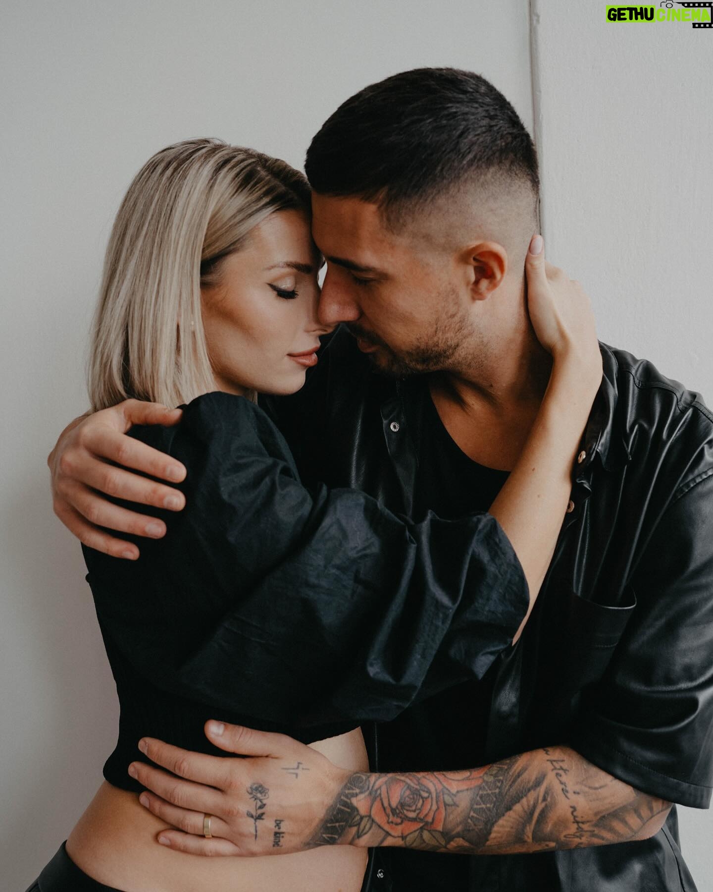 Laura Chrebetová - 47.2K Likes - Pred nedávnom, ako ste si všimli sme boli na jednom skvelom fotení s @katarinaslesar, ktoré sme si neskutočne užili a myslím, že výsledkom sú nádherne fotky, ktoré nám budú už navždy pamiatkou na toto obdobie 🤍 asi ich tu najbližšie dni bude viac, pretože sú všetky úplne perfektné a je naozaj ťažké vybrať ich len pár 🥹
Ďakujeme
📷 @katarinaslesar 📷
👠 @who.is.laska 👠
💄 @makeupbykatka 💄
#pregnancyphotoshoot#futureparents