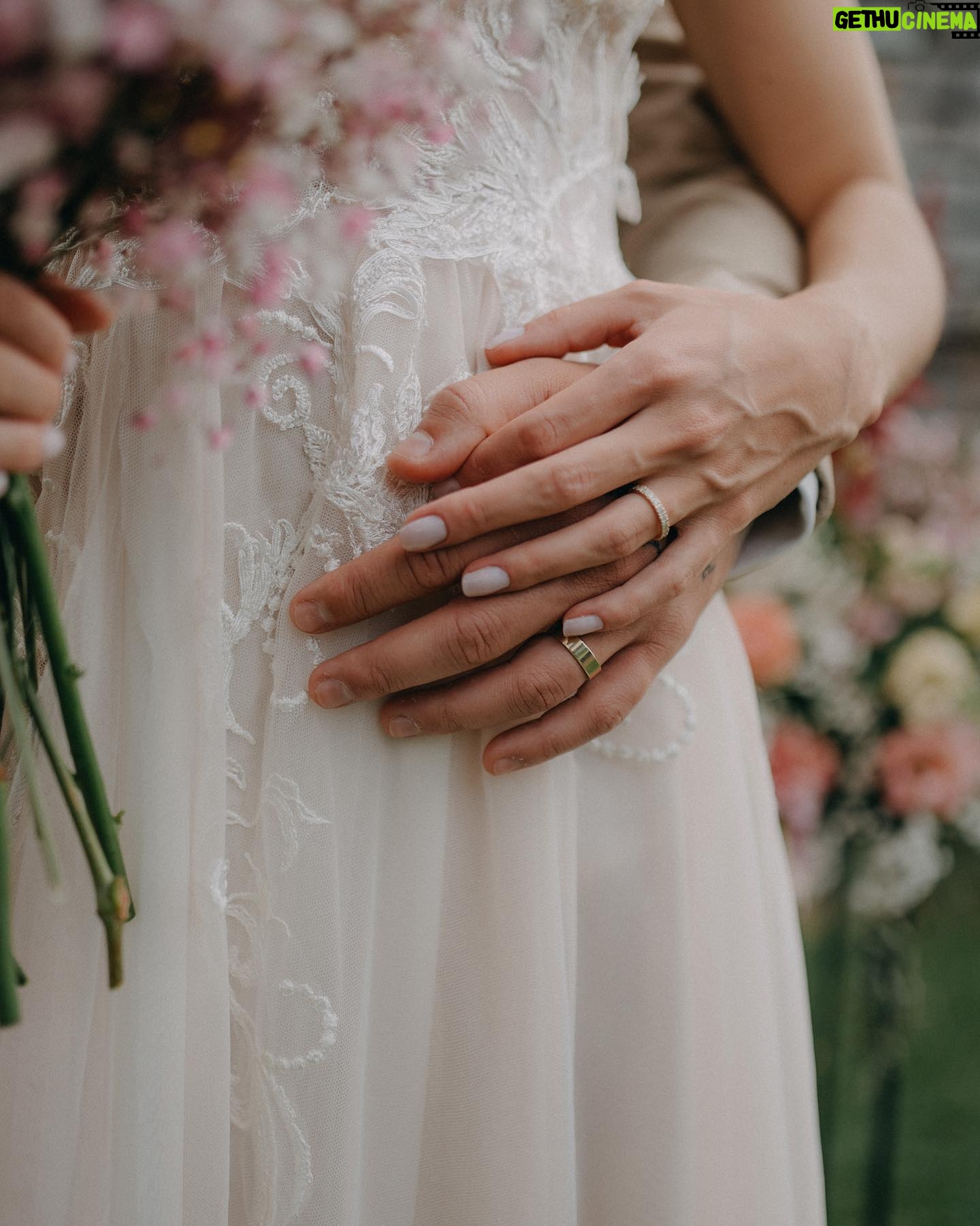 Laura Chrebetová - 108.7K Likes - 18.8.2023 je další z dátumov, ktoré si budeme pamätať do konca života 👰🏻🤵🏻
Už ste nás v tejto situácii videli viac krát, ale teraz žarty bokom 🤩 sme MANŽELIA ✨
Photo by @jankosaristan_photography ✨
#bestday#wedding#bride#groom#foreverkindalove