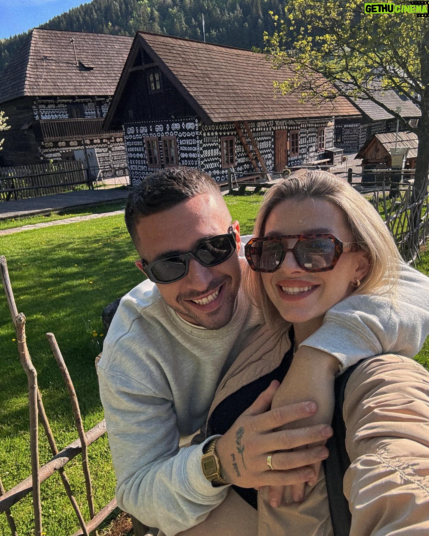 Laura Chrebetová - 26.8K Likes - Prvomájová pusa trochu inak 😅 inak neviem ako vás ale nás celkom teší, že tie čerešne sú už odkvitnuté aspoň je tu viac kreatívnych pús a fotiek 😆 minulý rok sme sa zobudili a jedine čo sme videli na internete boli čerešňový stromy. My sme samozrejme nemohli chýbať a to sme nevedeli že další rok na prvého mája budeme už skoro traja 🥹🤭