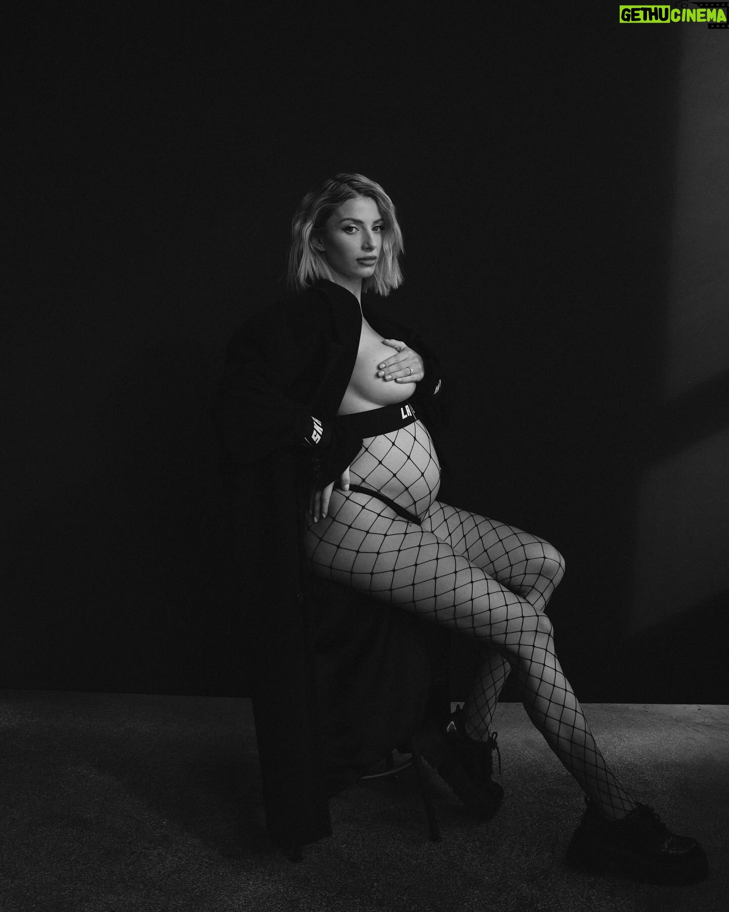 Laura Chrebetová - 36.6K Likes - Ešte nejaké tu mám uložené ✨📷 keď tak na tie fotky pozerám tak mám pocit že je až neuveriteľne čo všetko to naše ženské telo zvládne 🙏🏼
#women#pregnancy#photography