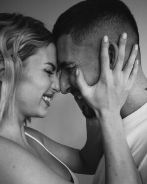Laura Chrebetová Instagram - Ďalšia várka lásky očami @katarinaslesar 🤍 

Makeup @makeupbykatka 
Styling @who.is.laska 

#love#threeofus#photography#pregnancy