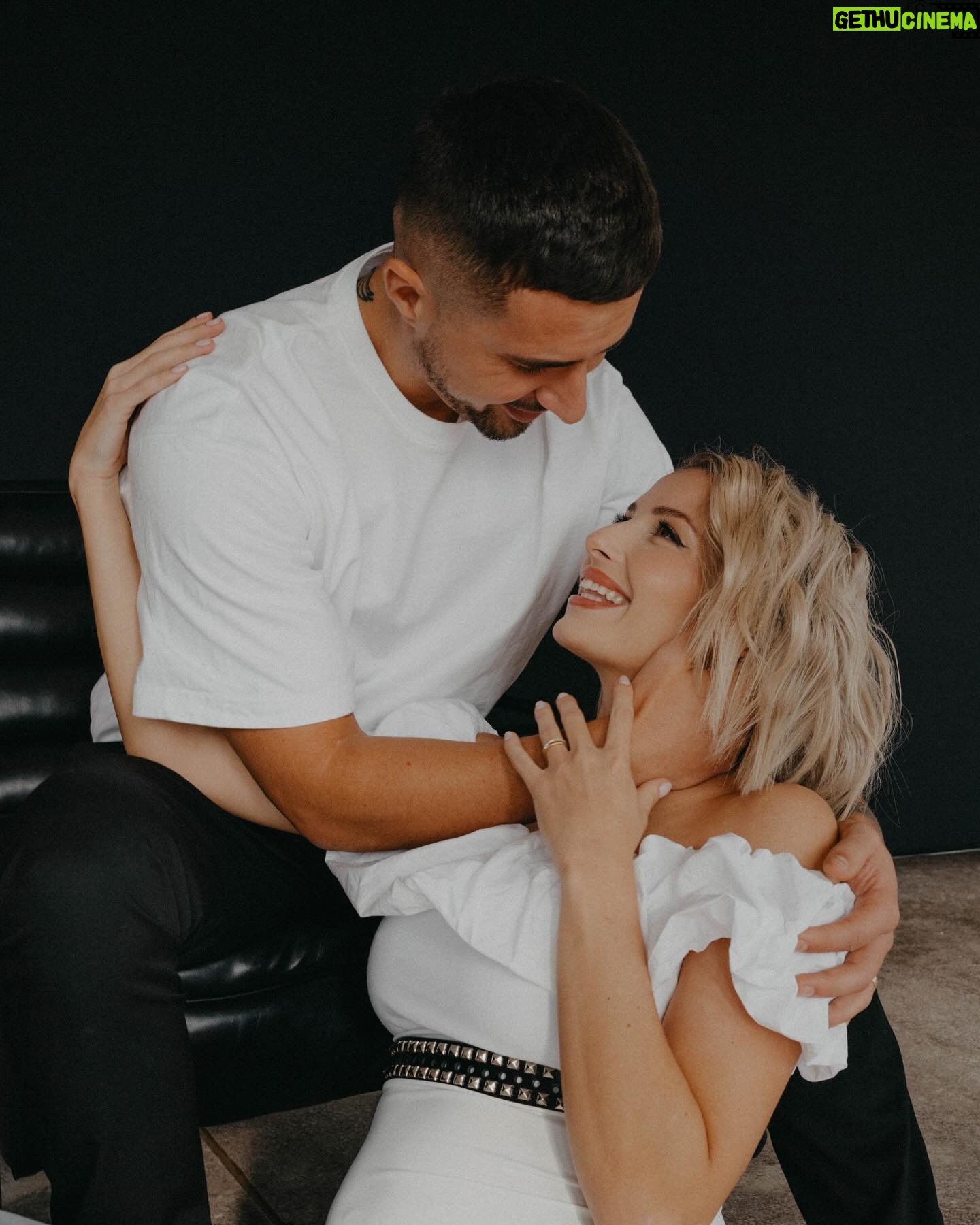 Laura Chrebetová - 51.5K Likes - Ďalšia várka lásky očami @katarinaslesar 🤍
Makeup @makeupbykatka
Styling @who.is.laska
#love#threeofus#photography#pregnancy