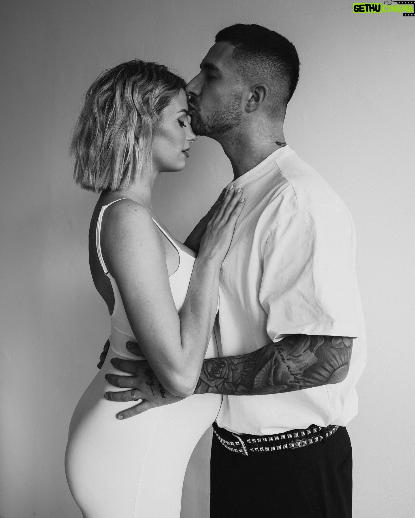 Laura Chrebetová - 51.5K Likes - Ďalšia várka lásky očami @katarinaslesar 🤍
Makeup @makeupbykatka
Styling @who.is.laska
#love#threeofus#photography#pregnancy