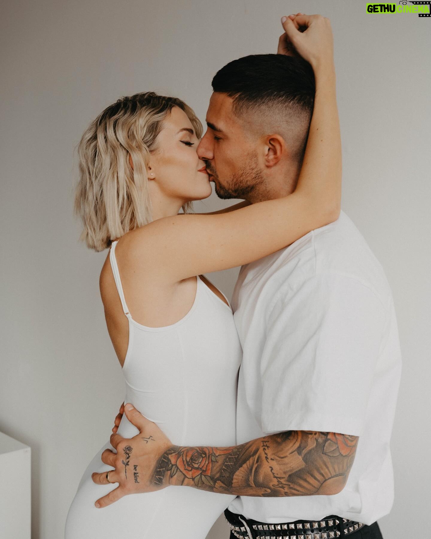 Laura Chrebetová - 51.5K Likes - Ďalšia várka lásky očami @katarinaslesar 🤍
Makeup @makeupbykatka
Styling @who.is.laska
#love#threeofus#photography#pregnancy