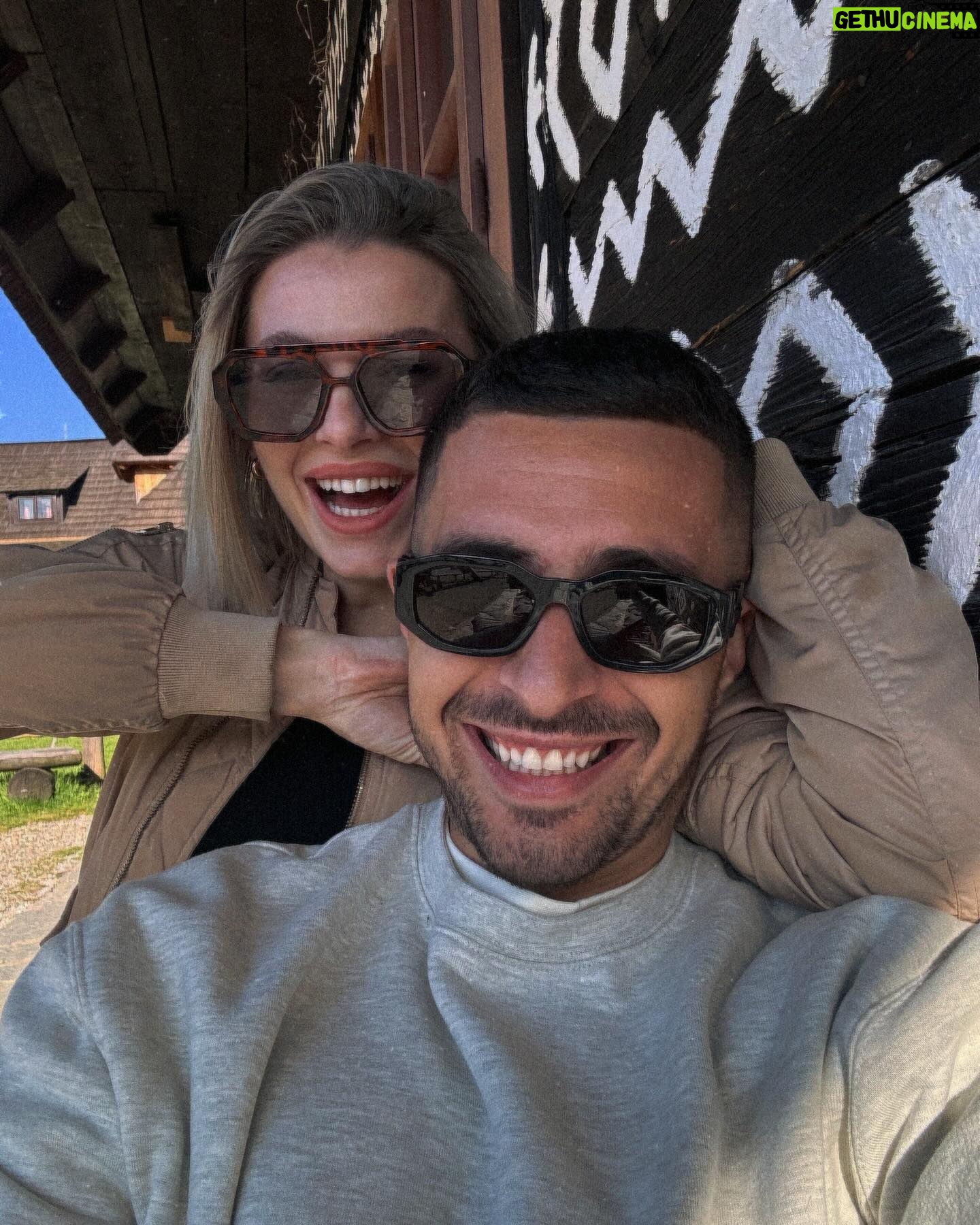 Laura Chrebetová - 26.8K Likes - Prvomájová pusa trochu inak 😅 inak neviem ako vás ale nás celkom teší, že tie čerešne sú už odkvitnuté aspoň je tu viac kreatívnych pús a fotiek 😆 minulý rok sme sa zobudili a jedine čo sme videli na internete boli čerešňový stromy. My sme samozrejme nemohli chýbať a to sme nevedeli že další rok na prvého mája budeme už skoro traja 🥹🤭