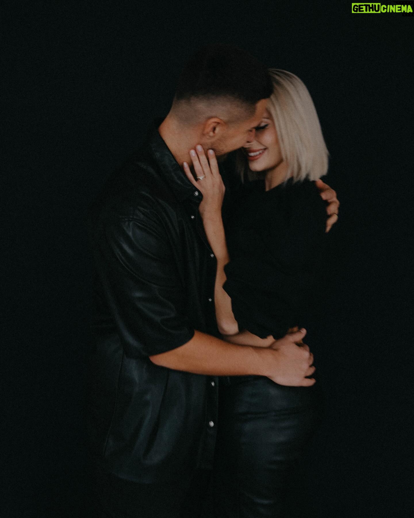 Laura Chrebetová - 47.2K Likes - Pred nedávnom, ako ste si všimli sme boli na jednom skvelom fotení s @katarinaslesar, ktoré sme si neskutočne užili a myslím, že výsledkom sú nádherne fotky, ktoré nám budú už navždy pamiatkou na toto obdobie 🤍 asi ich tu najbližšie dni bude viac, pretože sú všetky úplne perfektné a je naozaj ťažké vybrať ich len pár 🥹
Ďakujeme
📷 @katarinaslesar 📷
👠 @who.is.laska 👠
💄 @makeupbykatka 💄
#pregnancyphotoshoot#futureparents