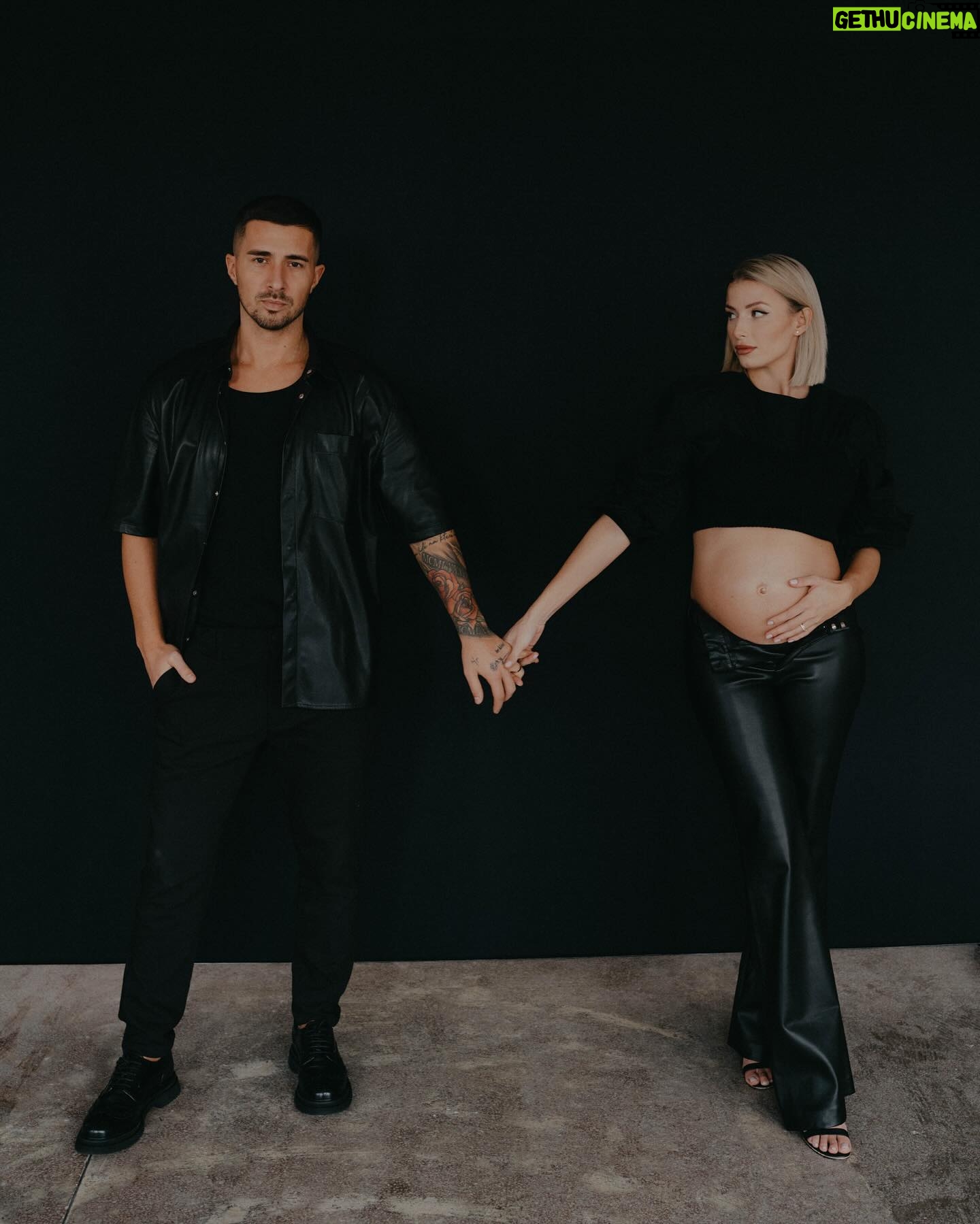 Laura Chrebetová - 47.2K Likes - Pred nedávnom, ako ste si všimli sme boli na jednom skvelom fotení s @katarinaslesar, ktoré sme si neskutočne užili a myslím, že výsledkom sú nádherne fotky, ktoré nám budú už navždy pamiatkou na toto obdobie 🤍 asi ich tu najbližšie dni bude viac, pretože sú všetky úplne perfektné a je naozaj ťažké vybrať ich len pár 🥹
Ďakujeme
📷 @katarinaslesar 📷
👠 @who.is.laska 👠
💄 @makeupbykatka 💄
#pregnancyphotoshoot#futureparents