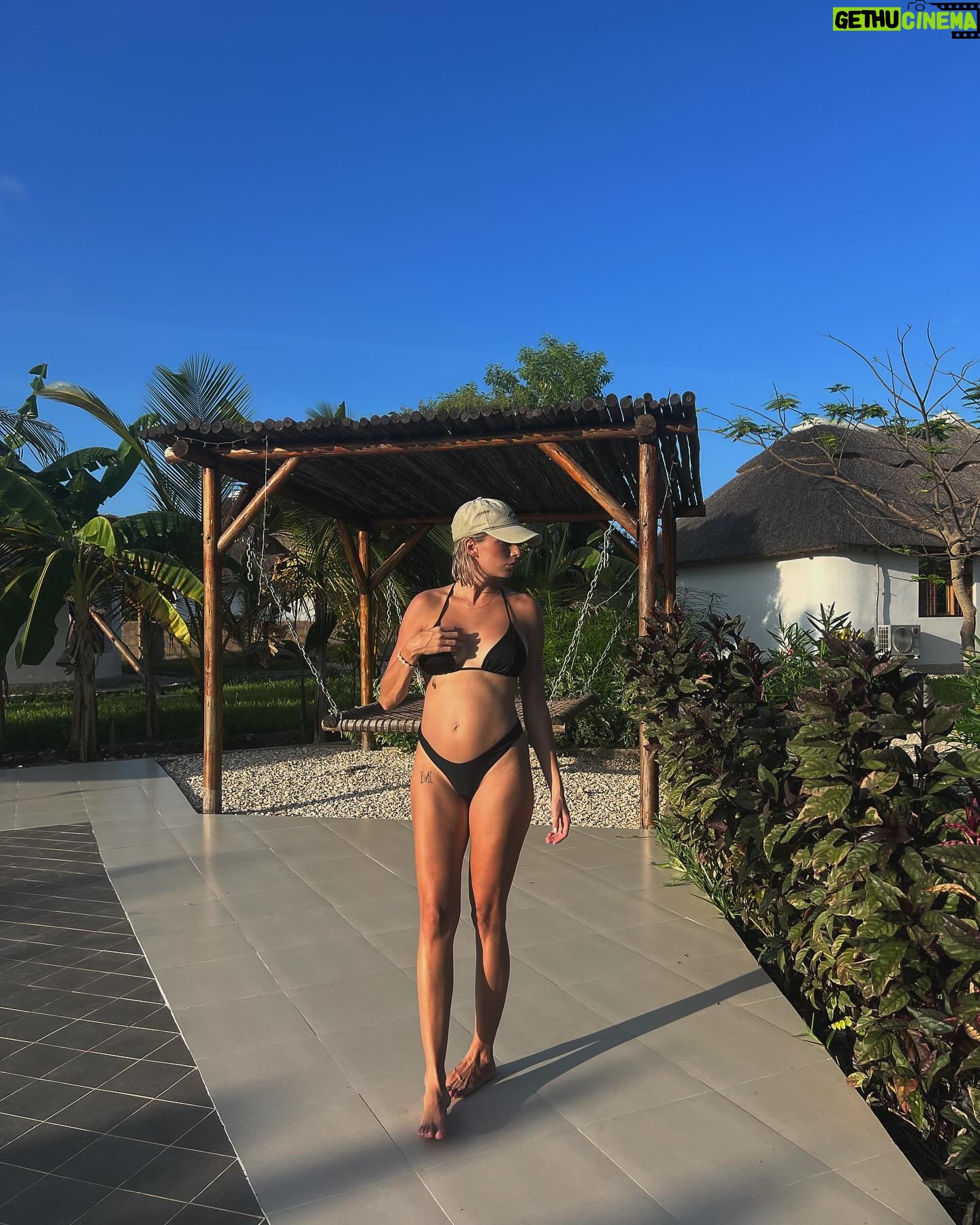 Laura Chrebetová - 23.8K Likes - Na týchto fotkách mám ešte pomerne roztomilé malé bruško ale musím vam povedať, že od kedy sme prišli zo Zanzibaru tak sa začínam čím ďalej tým viac cítiť ako veľryba a oficiálne nezapnem žiadne rifle a bolo omnoho pohodlnejšie tráviť dni len v letných šatách alebo plavkách🤰🏼🫢 koľko tu mám tehuliek s podobnými problémami ?