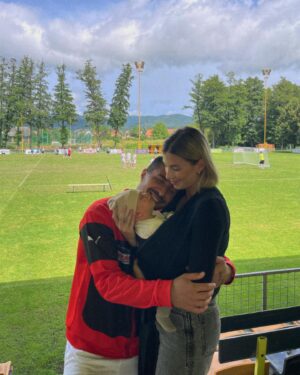 Laura Chrebetová Instagram - Moji chlapci ❤️ Matteo bol dnes omrknuť ihrisko a celkom sa mu tam páčilo vydržal nám v šatke spinkať od 11 až do 4 s jedným nakojením, večer ma asi budú bolieť nohy viac ako tatu fotbalistu, lebo samozrejme nehybne sedieť nie je ono !  ale zvládli sme to 😎 

#loves