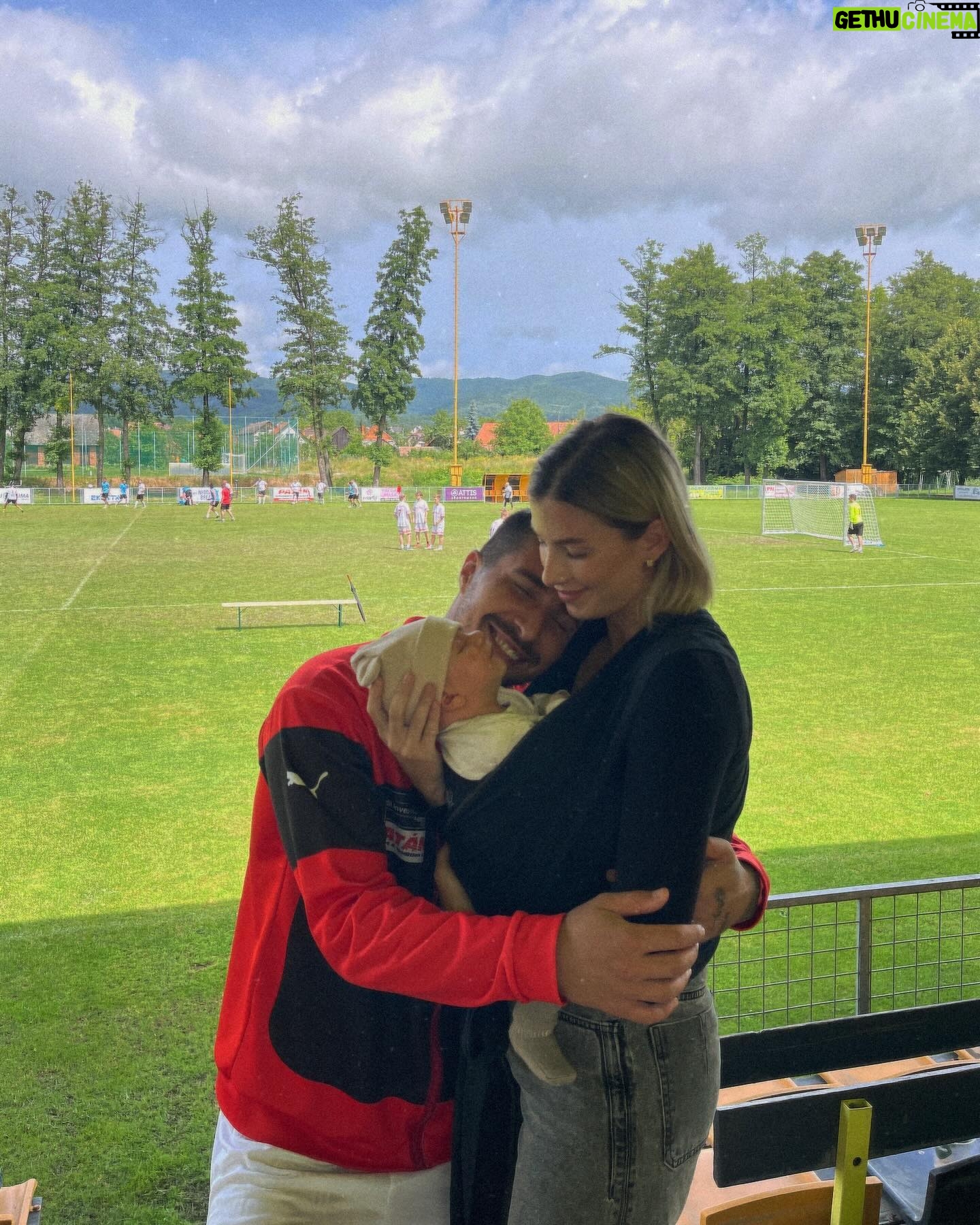 Laura Chrebetová - 39.9K Likes - Moji chlapci ❤️ Matteo bol dnes omrknuť ihrisko a celkom sa mu tam páčilo vydržal nám v šatke spinkať od 11 až do 4 s jedným nakojením, večer ma asi budú bolieť nohy viac ako tatu fotbalistu, lebo samozrejme nehybne sedieť nie je ono ! ale zvládli sme to 😎
#loves