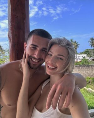 Laura Chrebetová Instagram - Zanzibar photo dump 🌴 

Prvých pár dni nám trvalo, kým sme sa zabývali a celkovo zvykli si či už na jedlo, vlhko a teplo a dospali dlhý let, ale dlho mám to netrvalo. Na dobré sa ľahko zvyká 🫢 zistili sme že tu v obchodoch nekúpite ani 50% toho, na čo sme my zvyknutí ako na samozrejmosť. Ovocie, ktoré sme si kúpili od miestneho chlapca (2 mangá, ananás, a zväzok banánov 4€) bolo také sladké, že take v živote v obchode nekúpite nech je bio aké chce🥭. Prvé noci som mala schyzy zo slamených striech a hovorila som si, že tade môže preliezť kadejaká háveď ALE prežili sme a jedine, s čím sme sa stretli sú malé pavučiky a jašteričky 😅 som zvedavá čo prinesú nasledujúce dni ☀️ A vám všetkým, ktorí ste tu boli alebo tu bývate, ďakujeme za rôzny rady a triky postupne to všetko čítame 🫶🏻 

#vacay#honeymoon#zanzibar
