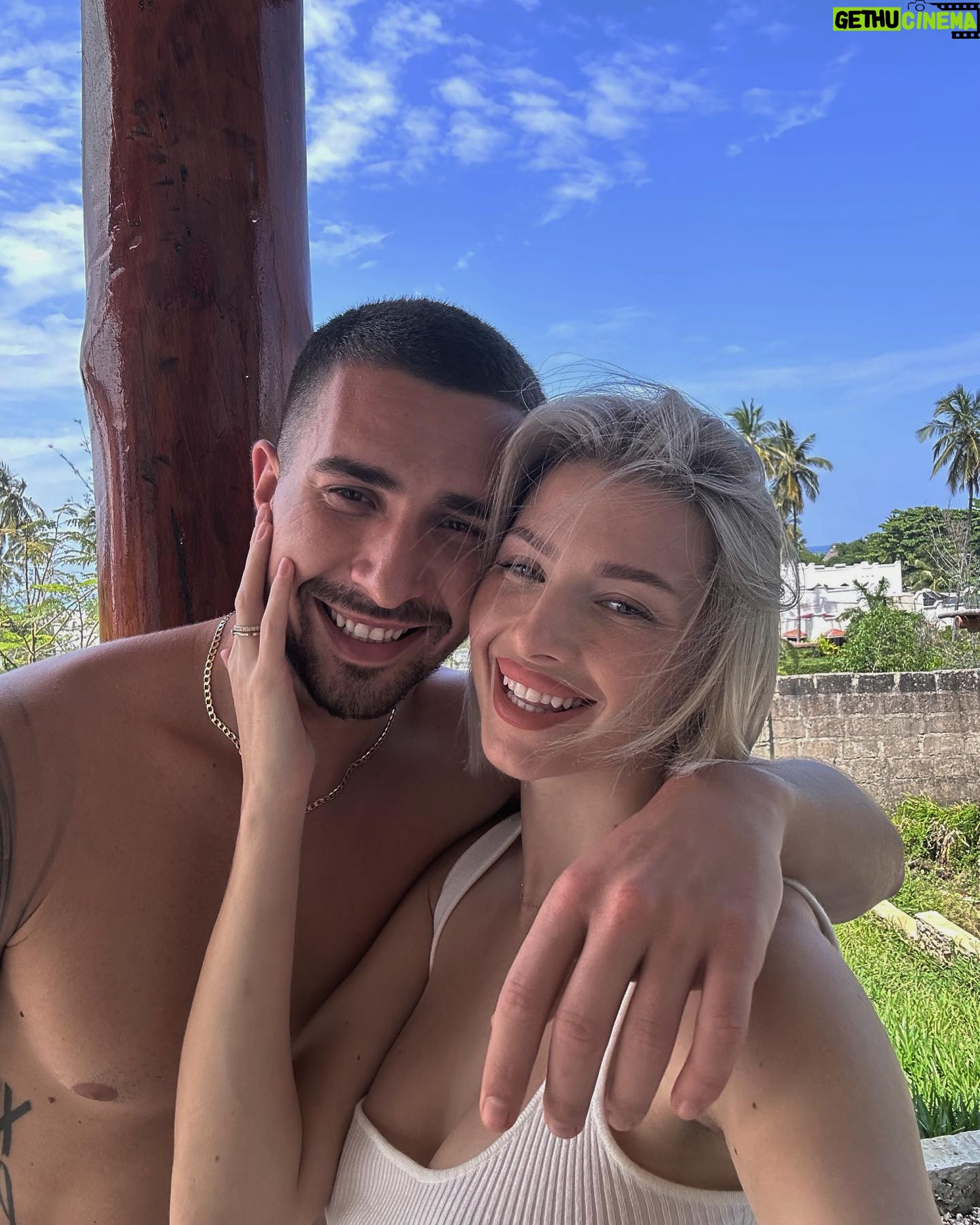 Laura Chrebetová - 28K Likes - Zanzibar photo dump 🌴
Prvých pár dni nám trvalo, kým sme sa zabývali a celkovo zvykli si či už na jedlo, vlhko a teplo a dospali dlhý let, ale dlho mám to netrvalo. Na dobré sa ľahko zvyká 🫢 zistili sme že tu v obchodoch nekúpite ani 50% toho, na čo sme my zvyknutí ako na samozrejmosť. Ovocie, ktoré sme si kúpili od miestneho chlapca (2 mangá, ananás, a zväzok banánov 4€) bolo také sladké, že take v živote v obchode nekúpite nech je bio aké chce🥭. Prvé noci som mala schyzy zo slamených striech a hovorila som si, že tade môže preliezť kadejaká háveď ALE prežili sme a jedine, s čím sme sa stretli sú malé pavučiky a jašteričky 😅 som zvedavá čo prinesú nasledujúce dni ☀️ A vám všetkým, ktorí ste tu boli alebo tu bývate, ďakujeme za rôzny rady a triky postupne to všetko čítame 🫶🏻
#vacay#honeymoon#zanzibar