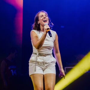 Laura Esquivel Instagram - éstos shows en Italia 🇮🇹 junto a @teenagedreamparty están siendo increíbles 💗!!!!

mañana retomamos con la gira! lxs esperamos en las siguientes fechas:

ITALIA 🇮🇹
📍Mercoledì 31/7 Jesolo (VE) - Spiaggia del Faro 
📍Giovedì 1/8 Lignano Sabbiadoro - Arena 
📍Venerdì 2/8 Rimini - Beach Arena 
📍Sabato 3/8 Bisceglie (BA) - DF Theatre 
📍Lunedì 5/8 Gallipoli - Parco Gondar 
📍Mercoledì 7/8 Reggio Calabria 
📍Venerdi 9/8 Marina di Setacciato (CB) - Sabbie Mobili Festival
📍Sabato 10/8 Senigallia - Mamamia
📍Domenica 11/8 Cinquale (MS) - Arena della Versilia

ARGENTINA 🇦🇷 (para presentar mi álbum)
📍Jueves 19/9 Buenos Aires, Argentina - La Trastienda

📷 @heymartii