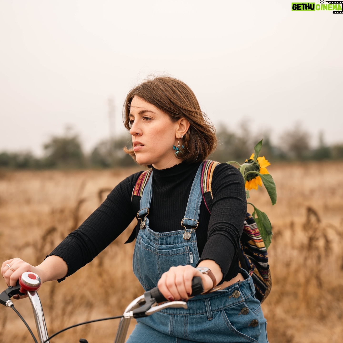 Laura Esquivel - 14.3K Likes - a que te hacen acordar los girasoles 🌻? lxs leo ✨
a mi me conectan con el pasado. es una flor muy especial en mi vida. me conectan con un recuerdo.
a través de mi canción GIRASOL trato de darle libertad a ese pasado, para transformar mi vida. y así sentirme mejor conmigo misma. porque para crecer, hay que evolucionar. y dejar atrás lo que ya no nos representa.. y conservar el recuerdo 🌈🦋
📸 @zeketrinidad
jardinero @heyboydenim
aritos @deb.macrame