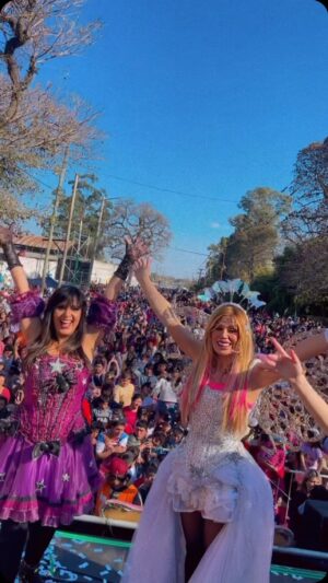 Laura Franco Instagram - ¡Gracias familias de Las Talitas y de Lules, Tucumán ✨ por recibírnos con tanto amor!! 💓🫶🏼
¡Festejamos el día de la niñez con mucha alegría a pura Panammanía!!! 🎶🎊🎉🎭🙌❤️

Siempre compartiendo juntas mi querida amiga @edithhermida la Brujita Marga 🔮💜

LOS AMODORITOOOO 🎀
