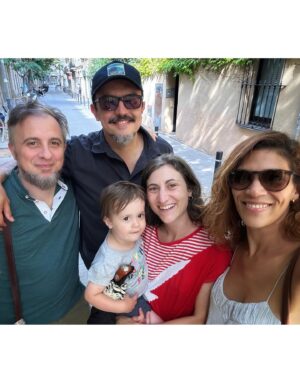 Laura Gómez Instagram - Life lately... part 1. Rambleando in Barna. Worked in a lovely short in beautiful Barcelona, written & directed by Dominican & Brazilian filmmakers @lacamaradekaren & @ulianetatit. Thank you both for bringing me onboard of this lovely project and for putting together such a badass female crew! 

Plus, friends, ⚽️ and good food. If you're ever in Barna, I highly recommend one of my favorite places: @lluritu & recent find @osteriadelcontadino 🎥🇪🇸🥘
•
•
La vida estos días. Parte 1. Rambleando en la hermosa Barna y filmando el cortometraje "Juanita", escrito y dirigido por la dominicana @lacamaradekaren & la brasileña @ulianetatit. Además, amistades, fútbol y buena comida. Si van a Barcelona les recomiendo @lluritu, uno de mis lugares favoritos, y un nuevo descubrimiento -recomendación de @brunacusi- @osteriadelcontadino 🫶🏽