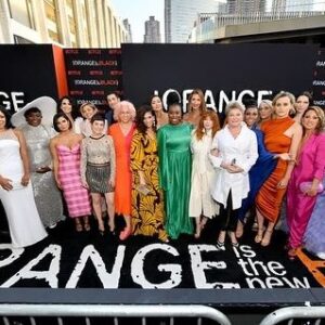 Laura Gómez Instagram - 5 years since the last season of @oitnb... how do you like 'em... oranges?!! 🍊 who's watched 💯 times nd who's just discovering it?!!! #flashbackfriday 
•
5 años desde la última temporada de Orange is the New Black 😱🥰 ¿quiénes la han visto 💯 veces y quiénes la están recién descubriendo? Cuéntenme...🍊